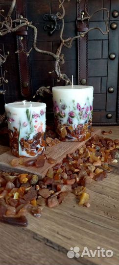 Ботаническая свеча из натурального воска с янтарём