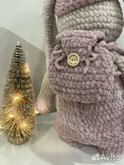 Вязаная игрушка кролик зайка с рюкзачком