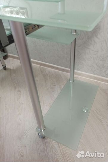 Компьютерный стол стеклянный