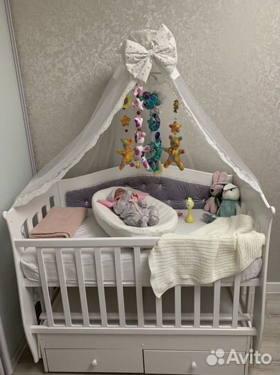 Детская кроватка с маятником и ящиками