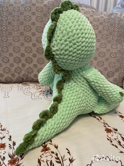 Игрушки - вязаный заяц, динозавр и дракон