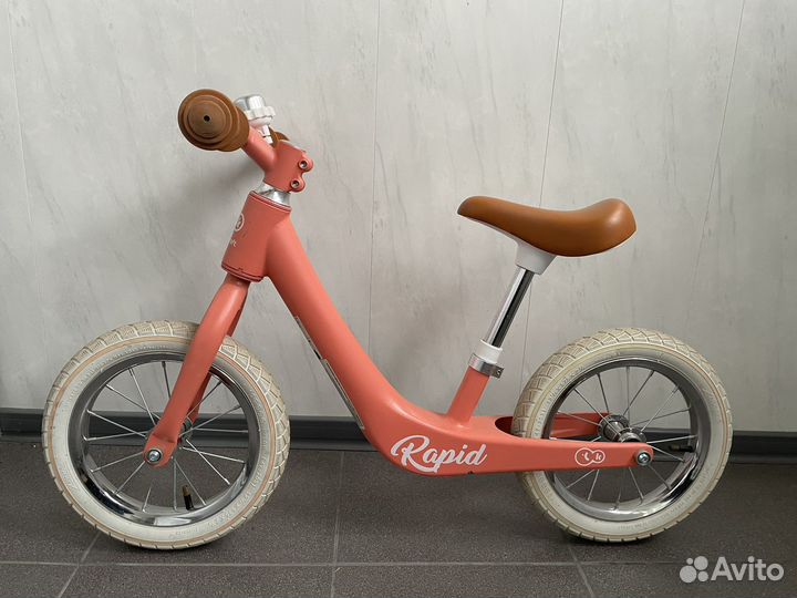 Детский самокат и машинка