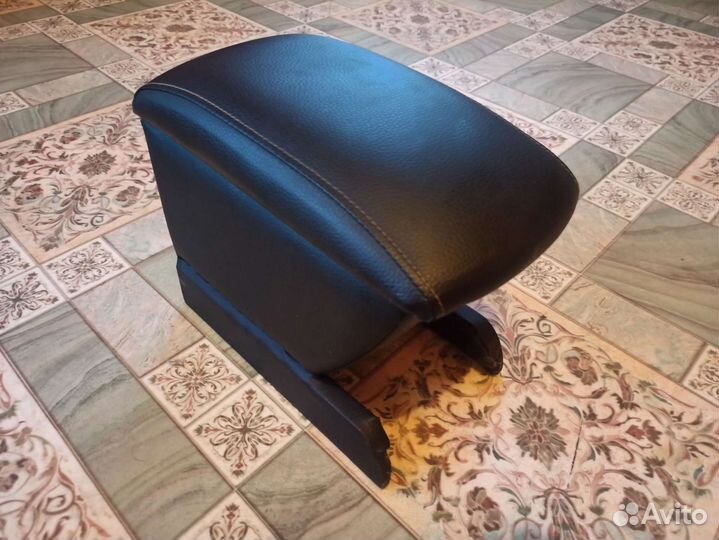 Подлокотник на kia Rio 3