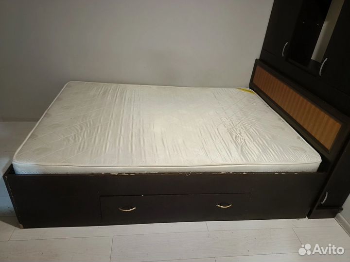 Кровать с матрасом и язиками 140/200