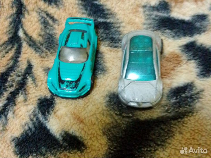 Две машинки хотвиус