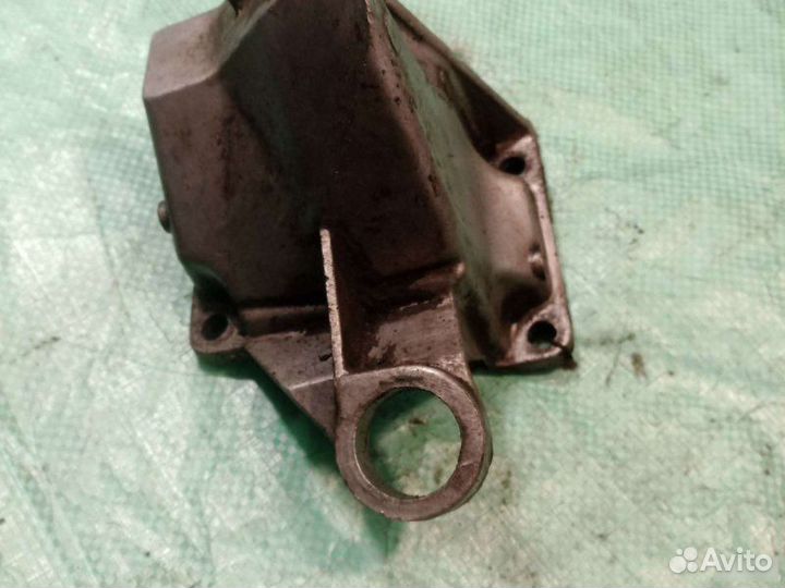 Опора кпп правая Audi A6 седан 2.0I 1995