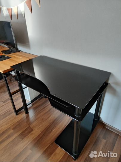Компьютерный стол стеклянный