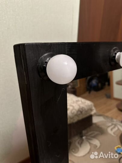 Гримерное зеркало с лампочками