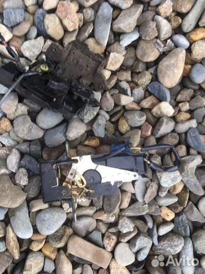 Toyota Matrix 2003 замок крышки багажника