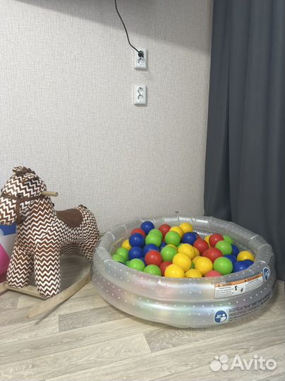 Сухой бассейн с шариками много шаров