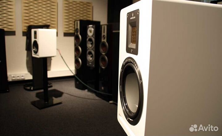 Полочная акустика Audiovector QR1 Black High Gloss