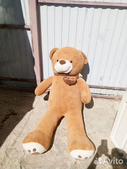 Большой плюшевый медведь