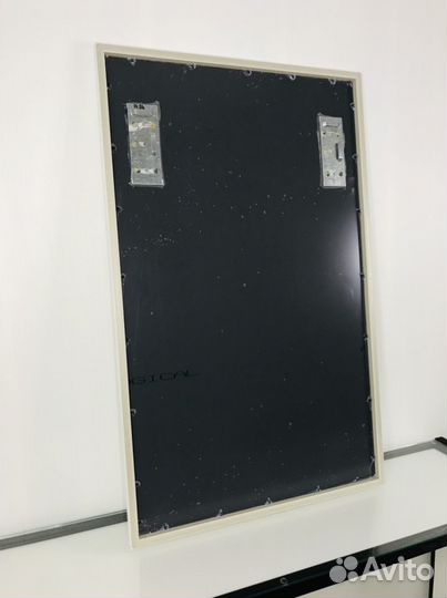 Зеркало в белой раме