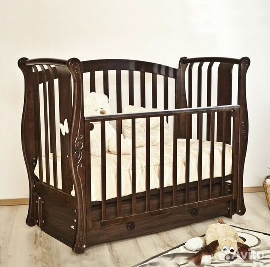 Детская кроватка с маятником