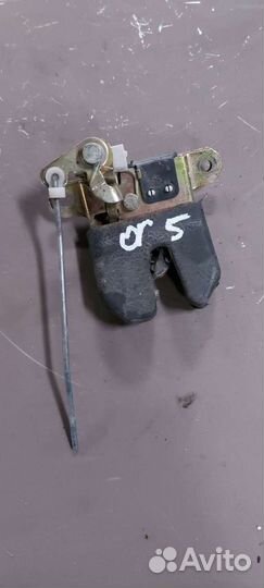 Замок крышки багажника на Volkswagen Passat B5