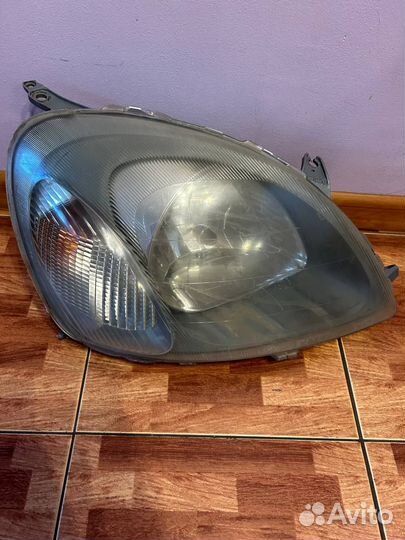 Фара правая на Toyota Vitz