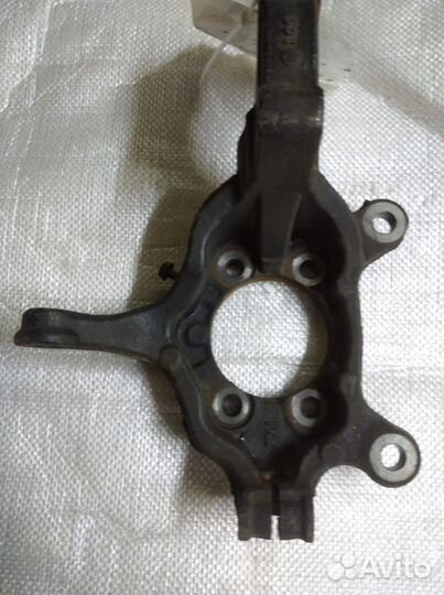 Кулак поворотный передний Nissan Juke F15