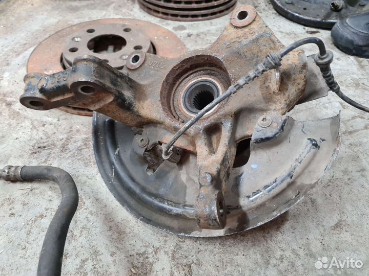 Левый поворотный кулак Renault Fluence