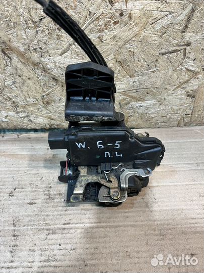 Замок двери передний левый Volkswagen passat b5