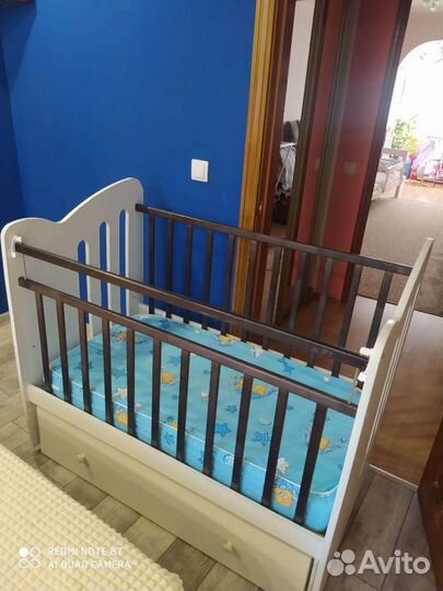 Детская кроватка с маятником и ящиком