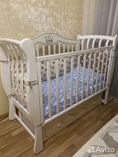 Детская кроватка с маятником