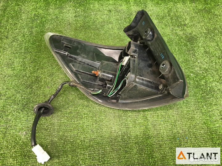 Фонарь задний правый toyota wish