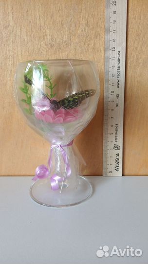 Бокал с засушенной бабочкой