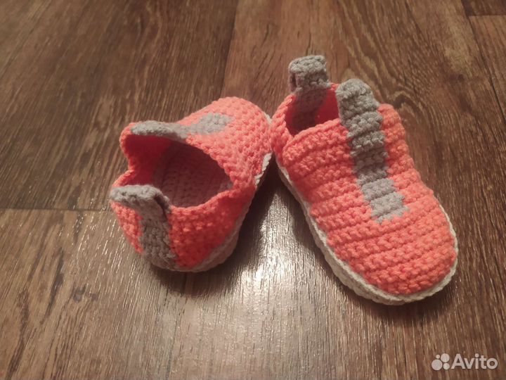 Вязаные пинетки кеды