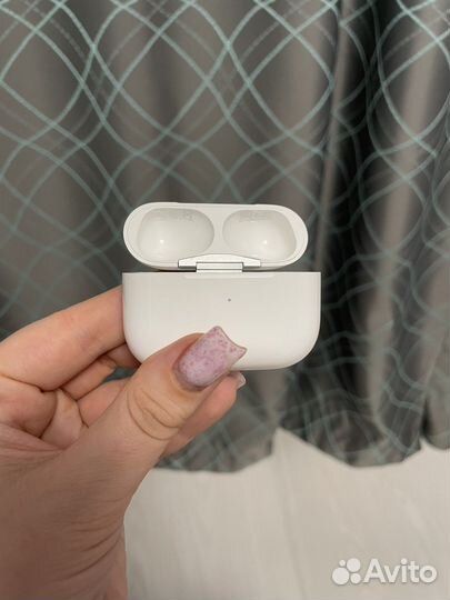 Футляр беспроводной гарнитуры Apple AirPods Pro