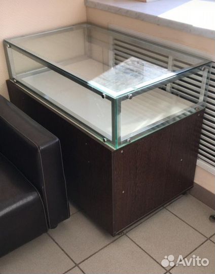 Стеклянная витрина для магазина бу