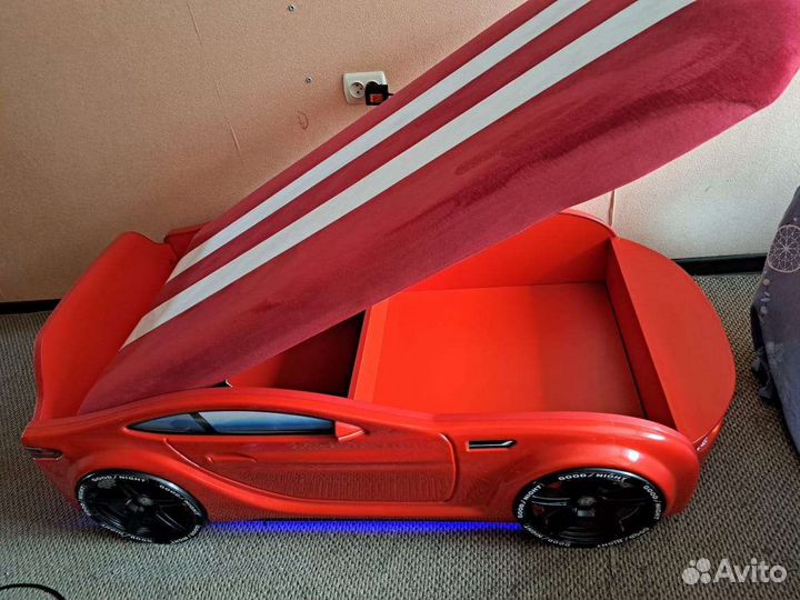 Детская кровать машина