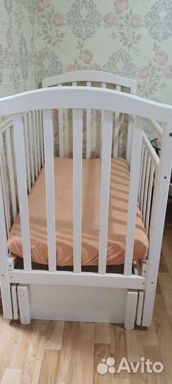 Детская кроватка с маятником белая, комод