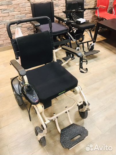 Инвалидная коляска с электроприводом MET Compact