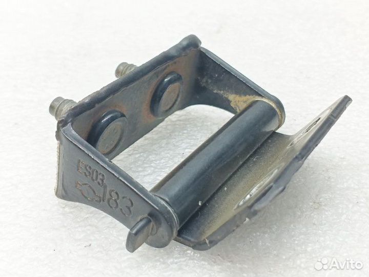 Петля двери багажника задняя левая Nissan Qashqai