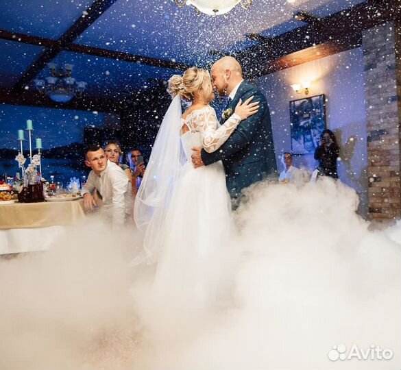 Тяжелый дым и снег на первый танец молодых в Крыму