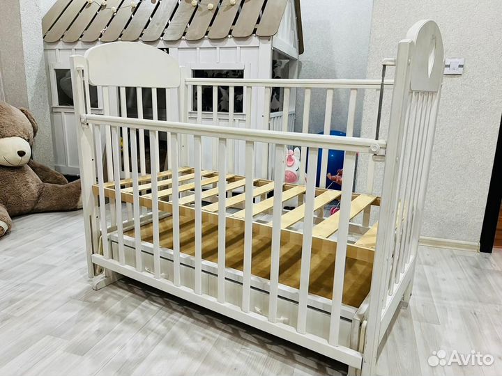 Детская кроватка с маятником