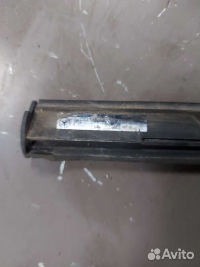 Молдинг стекла задний правый на Mercedes ML 164