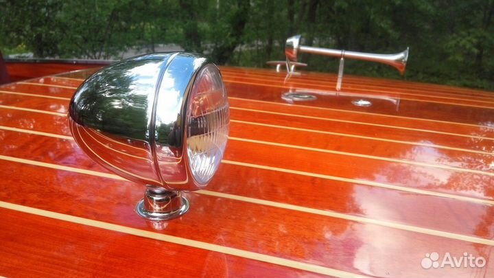 Классическая деревянная моторная лодка