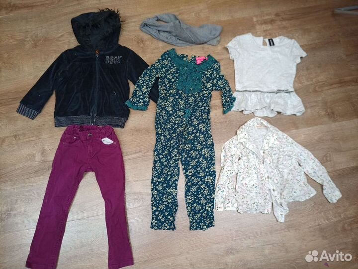 Отдам 4 пакета одежды на девочку 98-110