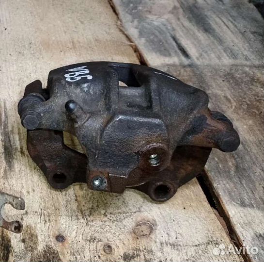 Передний правый суппорт Volkswagen Passat B5