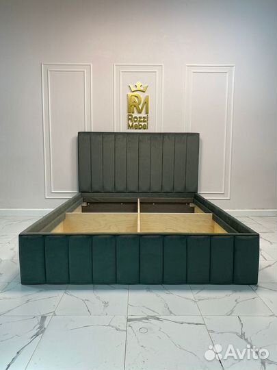 Кровать двуспальная в обивке с утяжками