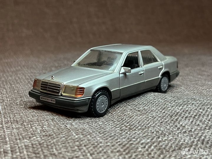 Mercedes-Benz W124 1:35 Cursor