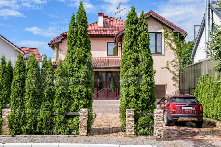 Коттедж 296 м² на участке 6 сот.