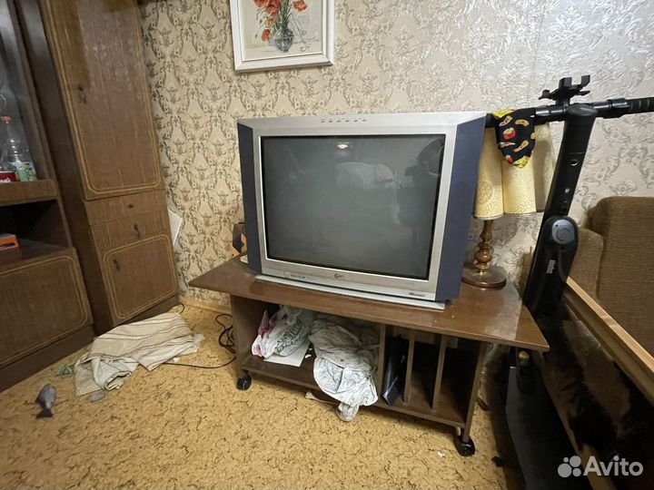 Компьютерное кресло и стенка бу