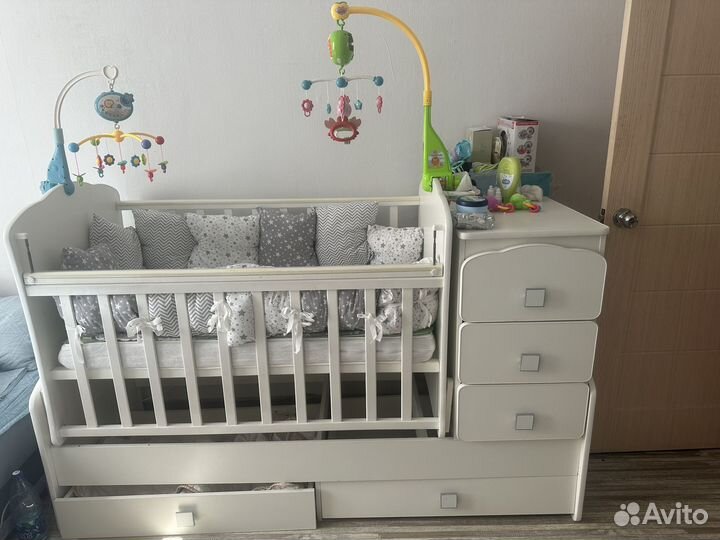 Детская кроватка-трансформер с маятником и комодом