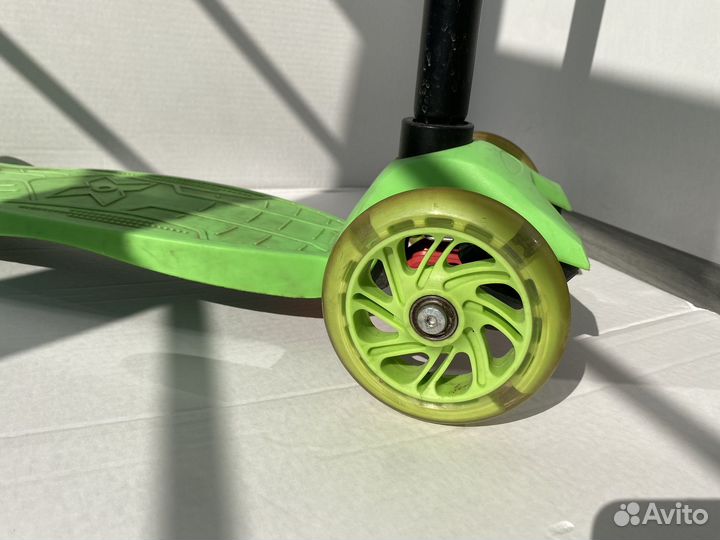 Самокат детский со светящимися колесами
