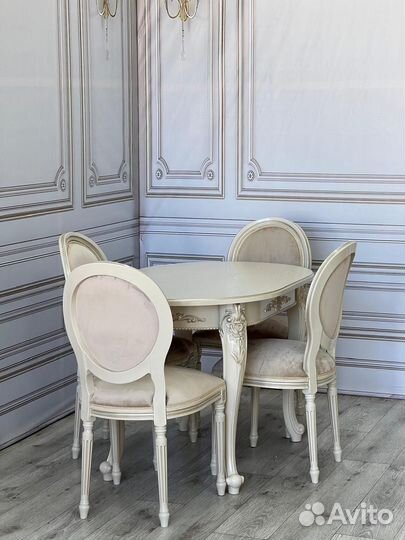 Стол и стулья