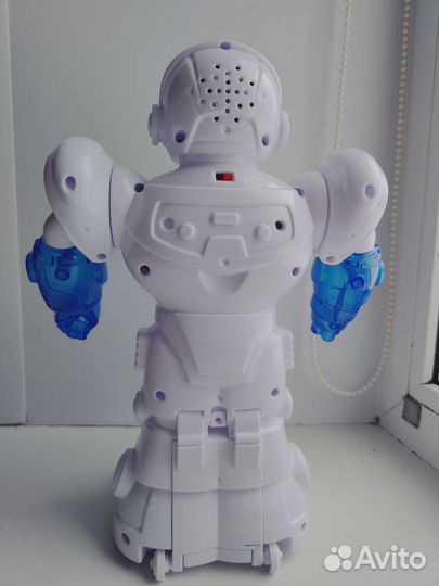 Игрушка робот от батареек