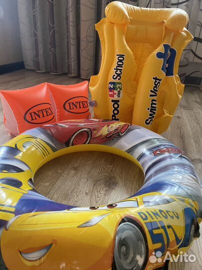 Спасательный круг, жилет и нарукавники