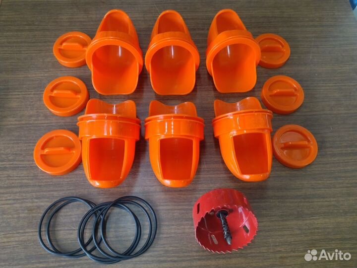 Кормушка для кур врезная